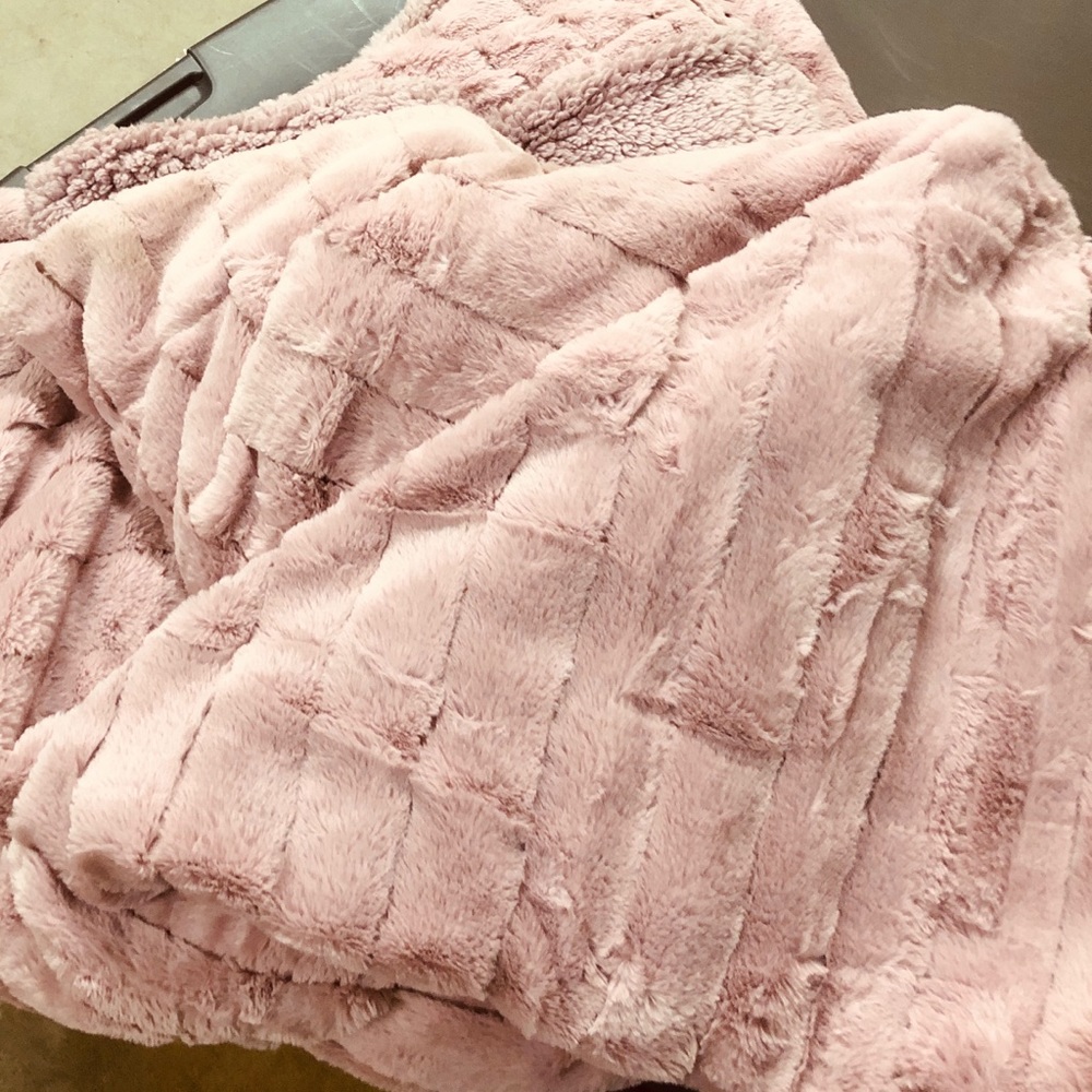 Sherpa Micro Mink Reversible Throw Blanket - Picture 2 of 3